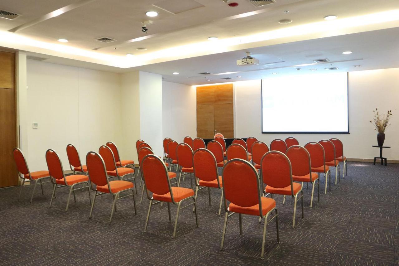 Hotel Wyndham Concepcion Pettra Exterior foto A typical meeting room