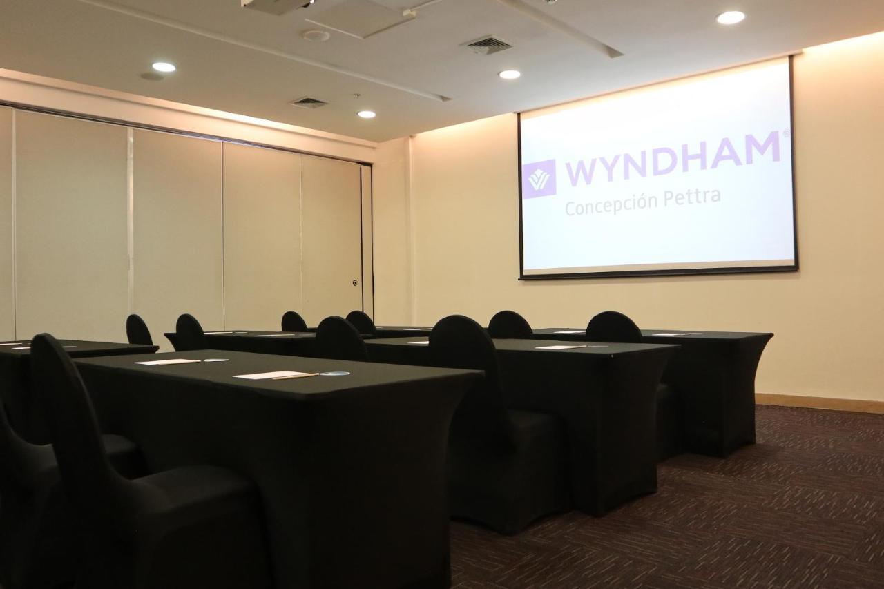 Hotel Wyndham Concepcion Pettra Exterior foto A meeting room at the hotel