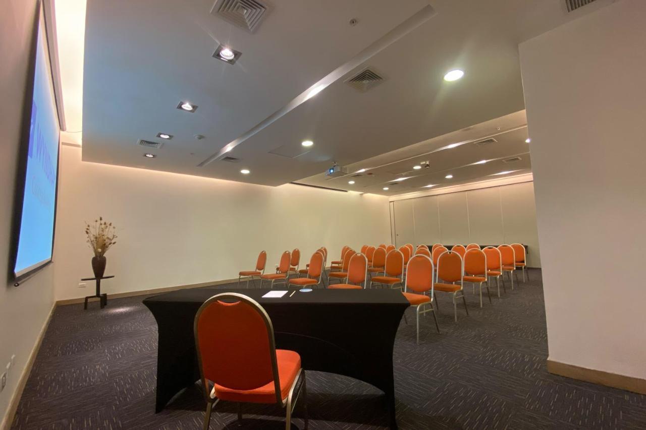 Hotel Wyndham Concepcion Pettra Exterior foto A meeting room at the hotel